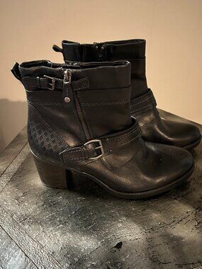 Earth black leather boots size 10 with buckles in great condition